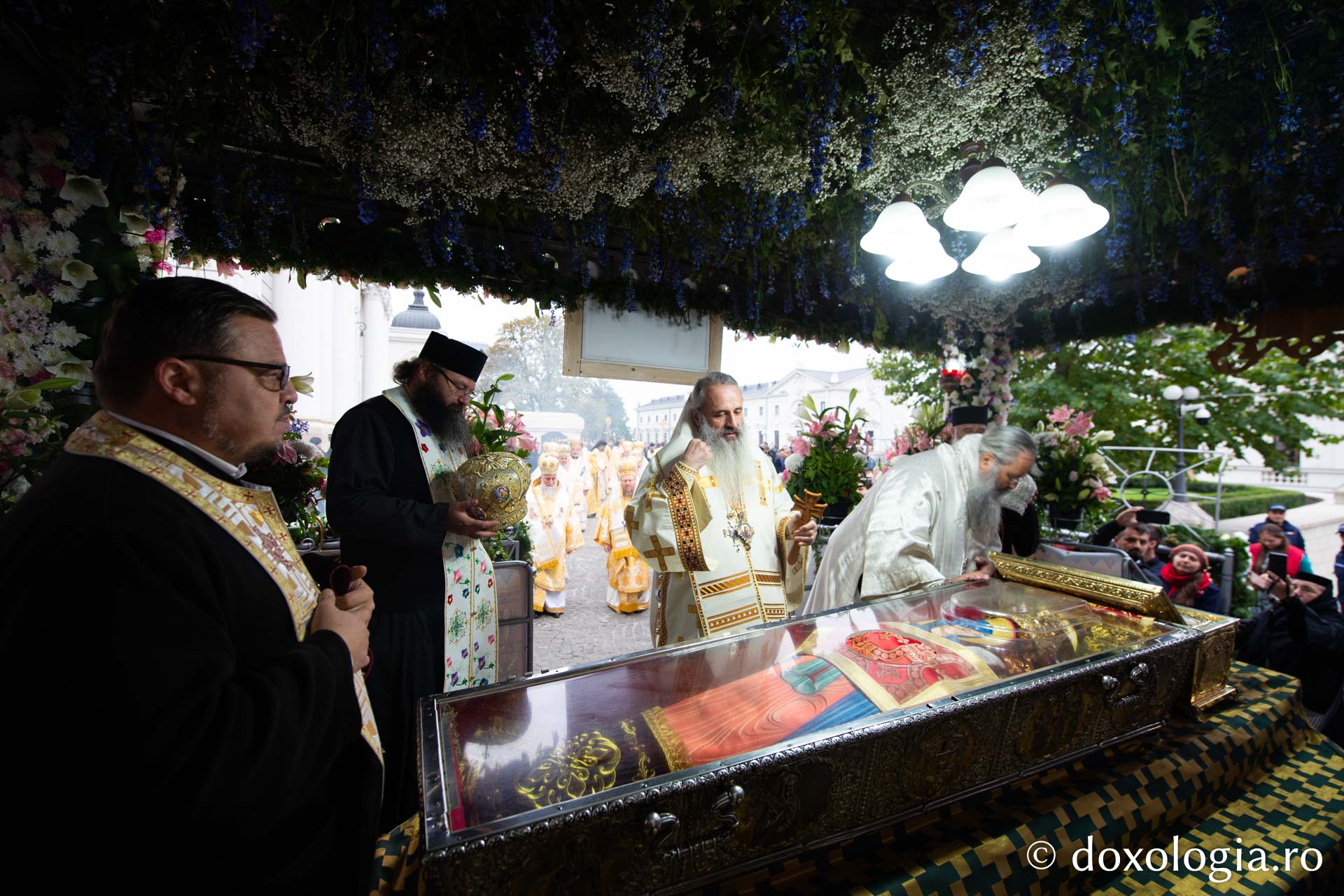 Hram 2022: Ce ierarhi slujesc la Sfânta Liturghie din ziua de 14 octombrie?