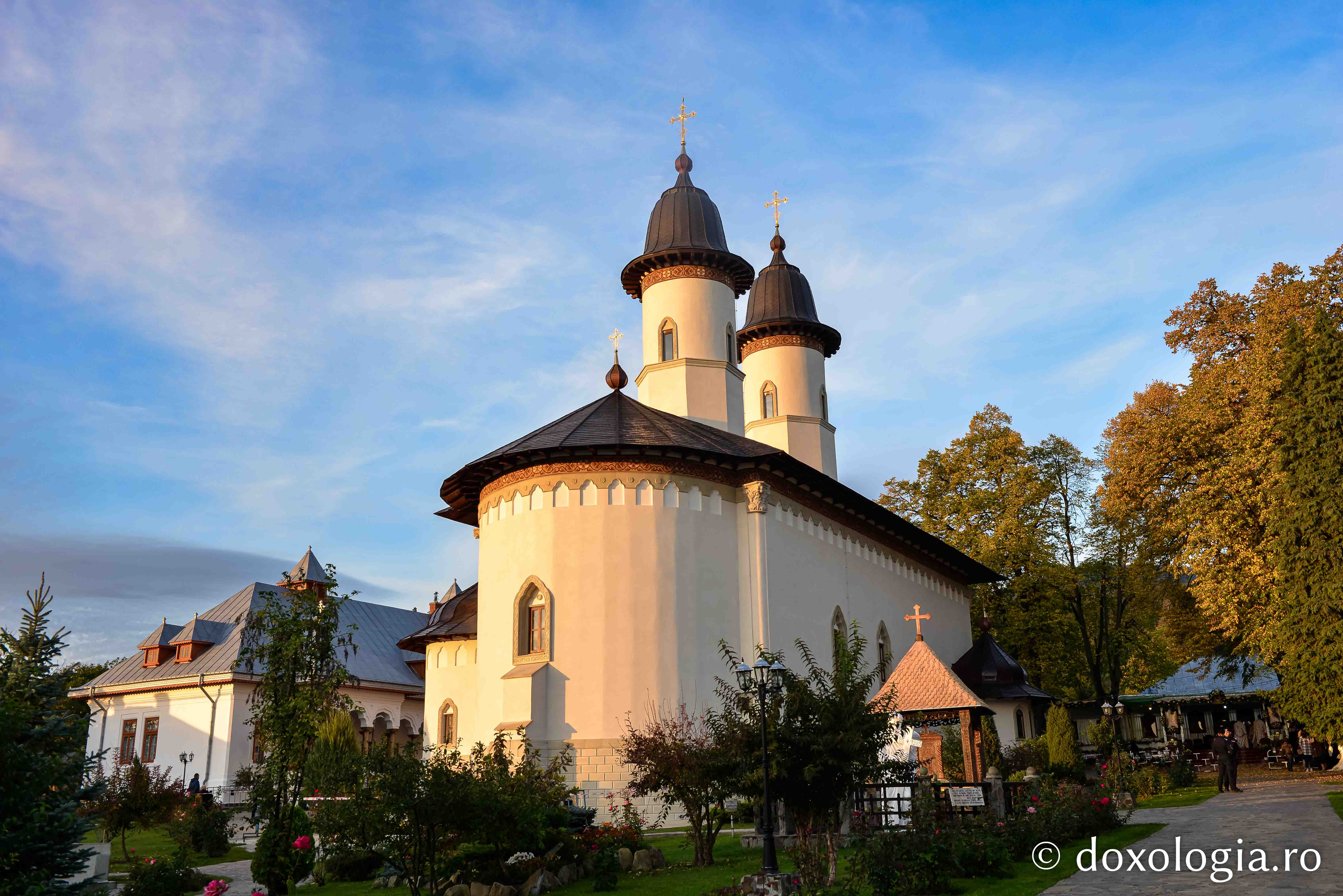 (Foto) Veșmânt de har și binecuvântare pentru Mănăstirea Văratec – 9 octombrie 2022