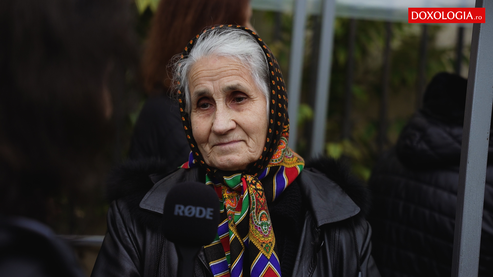 (Video) „Când mergi acasă, simți că ești alt om” – închinare la Sfinții Parascheva și Paisie