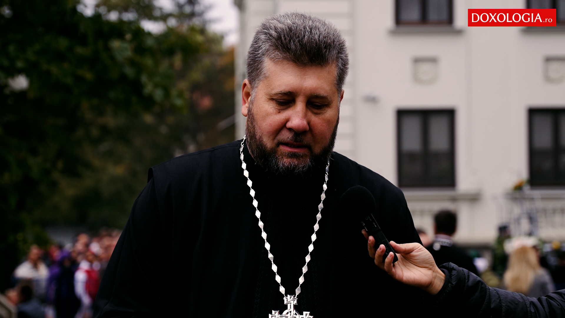 (Video) Preotul din suburbia Odessei care a ajutat 16.000 de refugiați ucraineni să ajungă în România