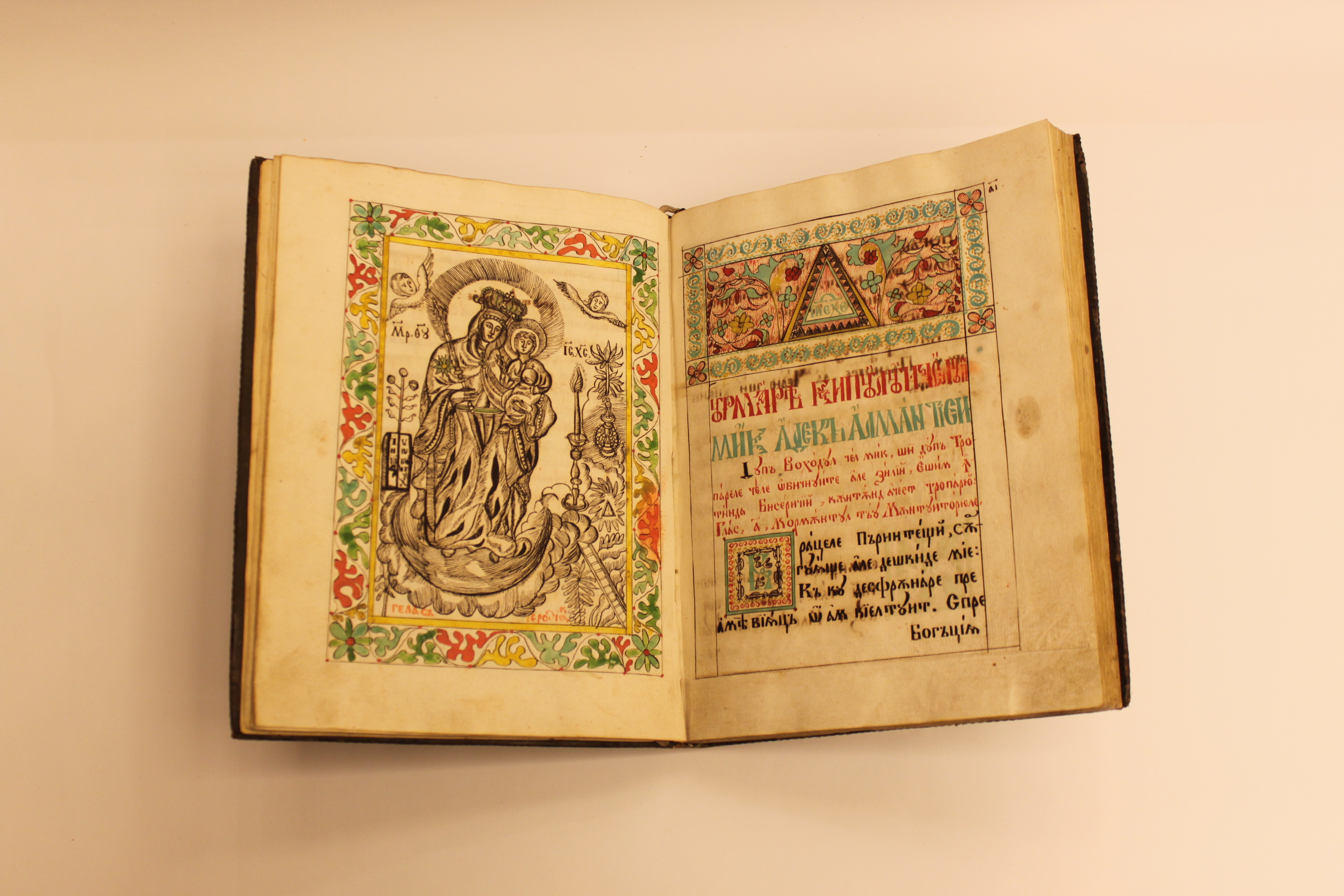 Exponatul lunii noiembrie 2022: Manuscris miniat – „Rânduiala la facerea rasoforului”