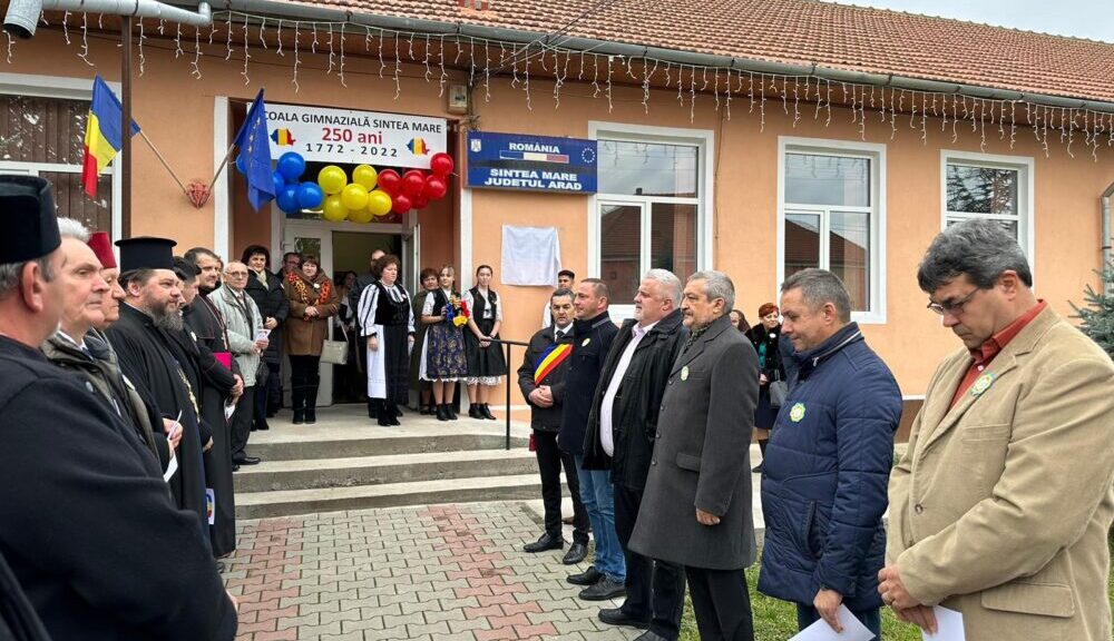 Foto: arhiepiscopiaaradului.ro Eveniment spiritual și cultural în Arhiepiscopia Aradului – 250 de ani de școală românească la Sintea Mare