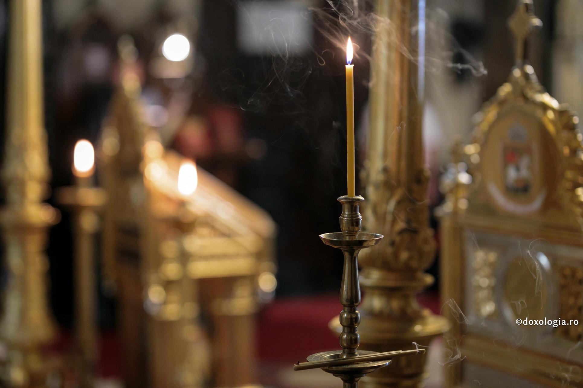 lumânare aprinsă în sfeșnic