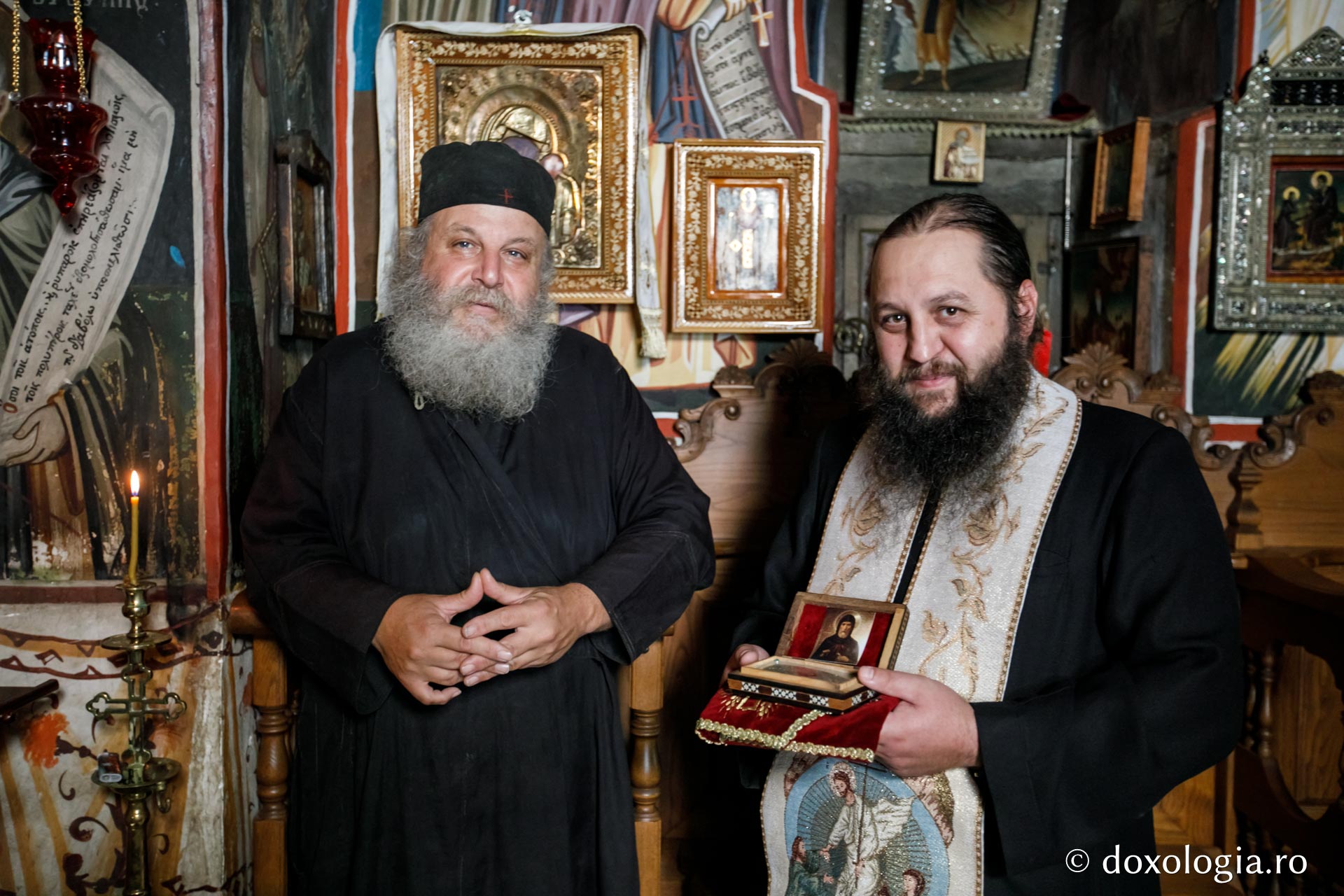Părintele Patapie alături de un ieromonah român închinător, ce ține racla cu moaștele Sfântului Acachie (Foto: pr. Silviu Cluci) Coliba „Adormirea Maicii Domnului” (a Sfântului Acachie) – Kavsokalivia, Athos