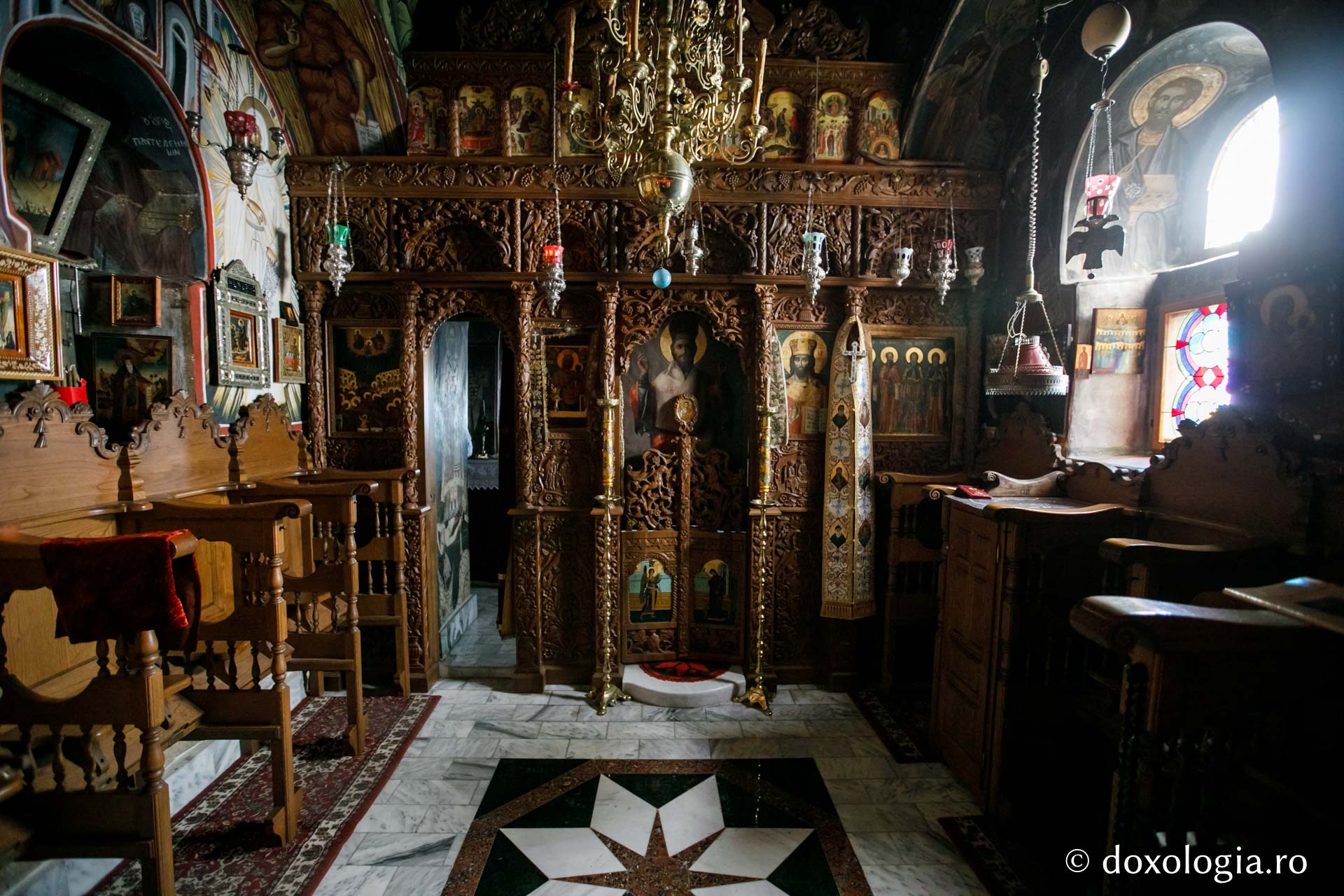Coliba „Adormirea Maicii Domnului” – vedere din paraclisul chiliei (Foto: pr. Silviu Cluci) Coliba „Adormirea Maicii Domnului” (a Sfântului Acachie) – Kavsokalivia, Athos