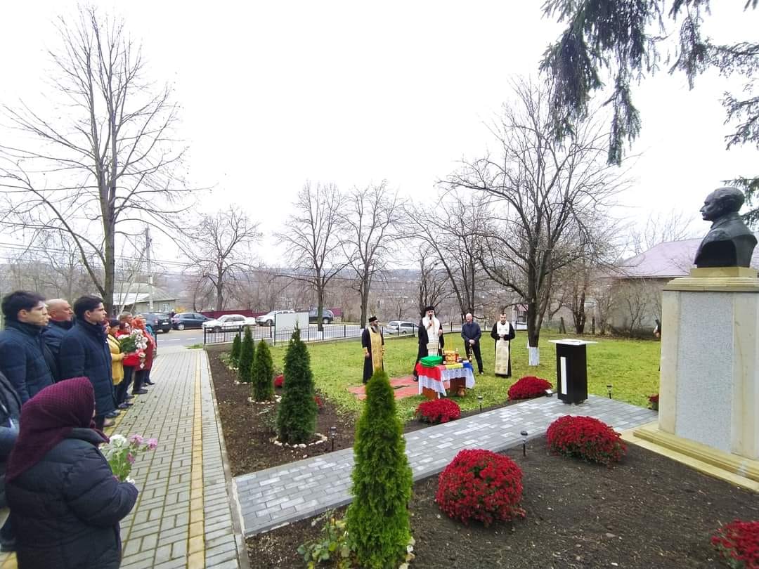 Bustul filantropului Vasile Stroescu a fost sfințit