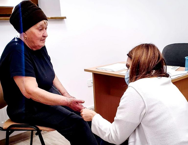 Centrul social al unei parohii din Neamț oferă asistență medicală bătrânilor