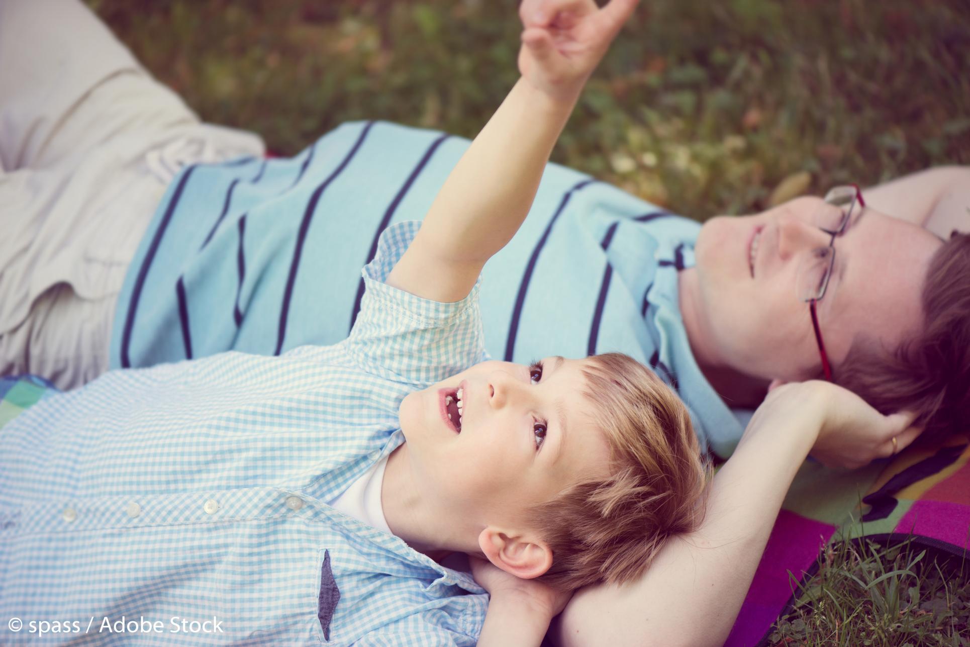 Străduiți-vă să fiți și prieteni ai copiilor voștri! / Foto: AdobeStock tatăl și fiul privind spre cer