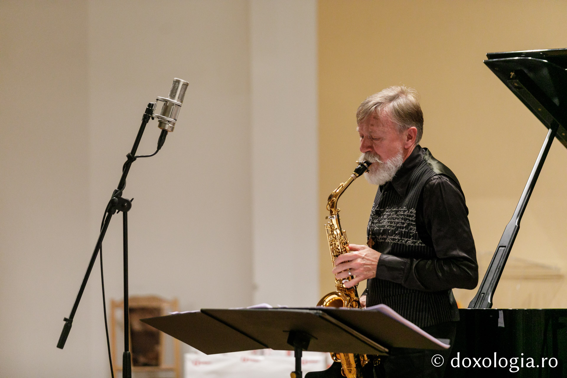 Recunoștință pentru artă: Părintele Claude Delangle a primit, la Iași, „Crucea Sfântului Ierarh Dosoftei”