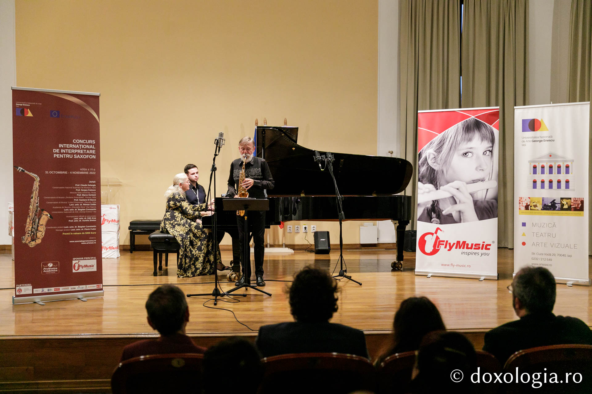 Recunoștință pentru artă: Părintele Claude Delangle a primit, la Iași, „Crucea Sfântului Ierarh Dosoftei”