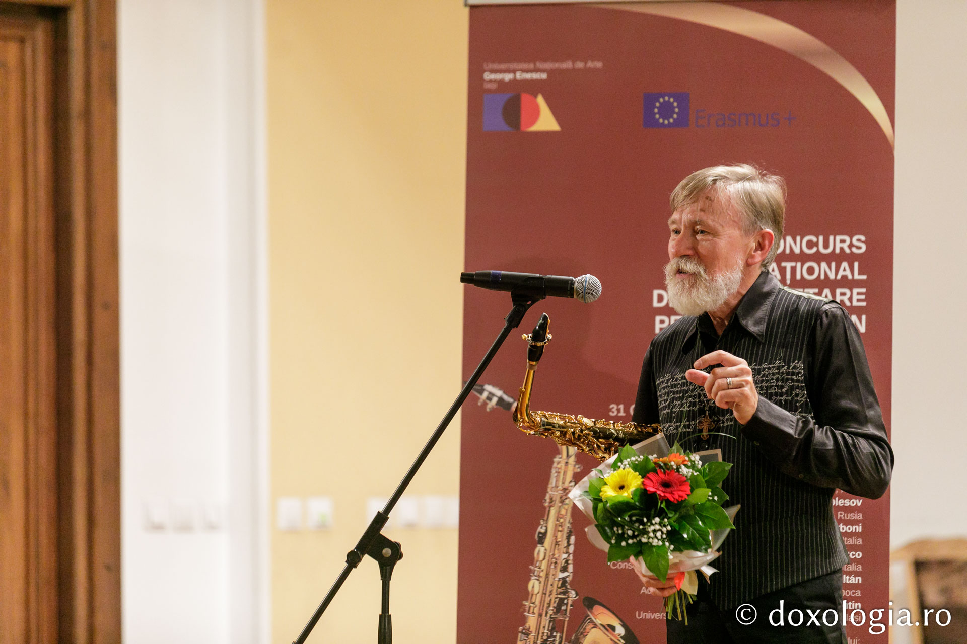 Recunoștință pentru artă: Părintele Claude Delangle a primit, la Iași, „Crucea Sfântului Ierarh Dosoftei”