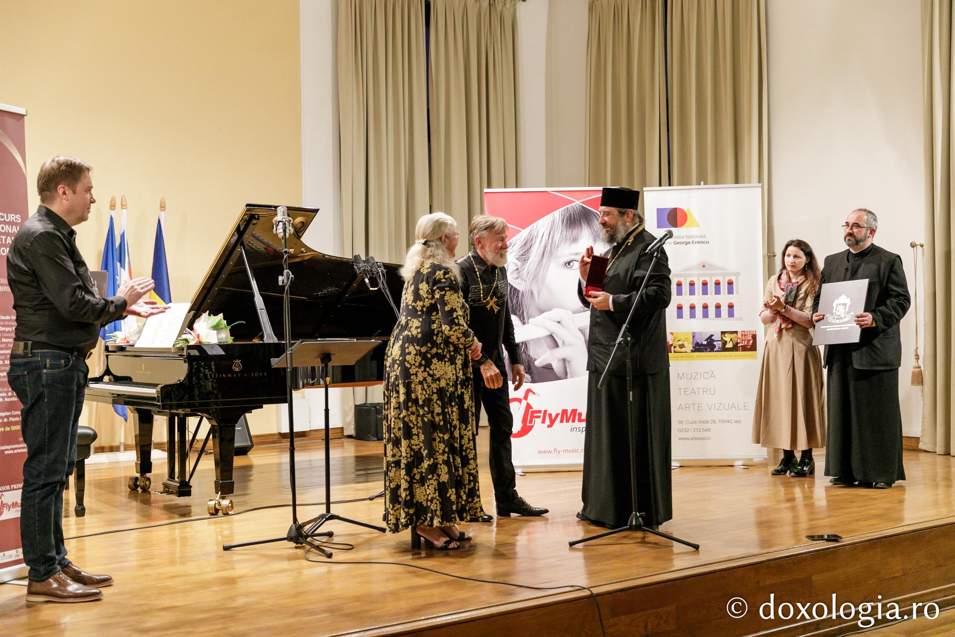 Recunoștință pentru artă: Părintele Claude Delangle a primit, la Iași, „Crucea Sfântului Ierarh Dosoftei”