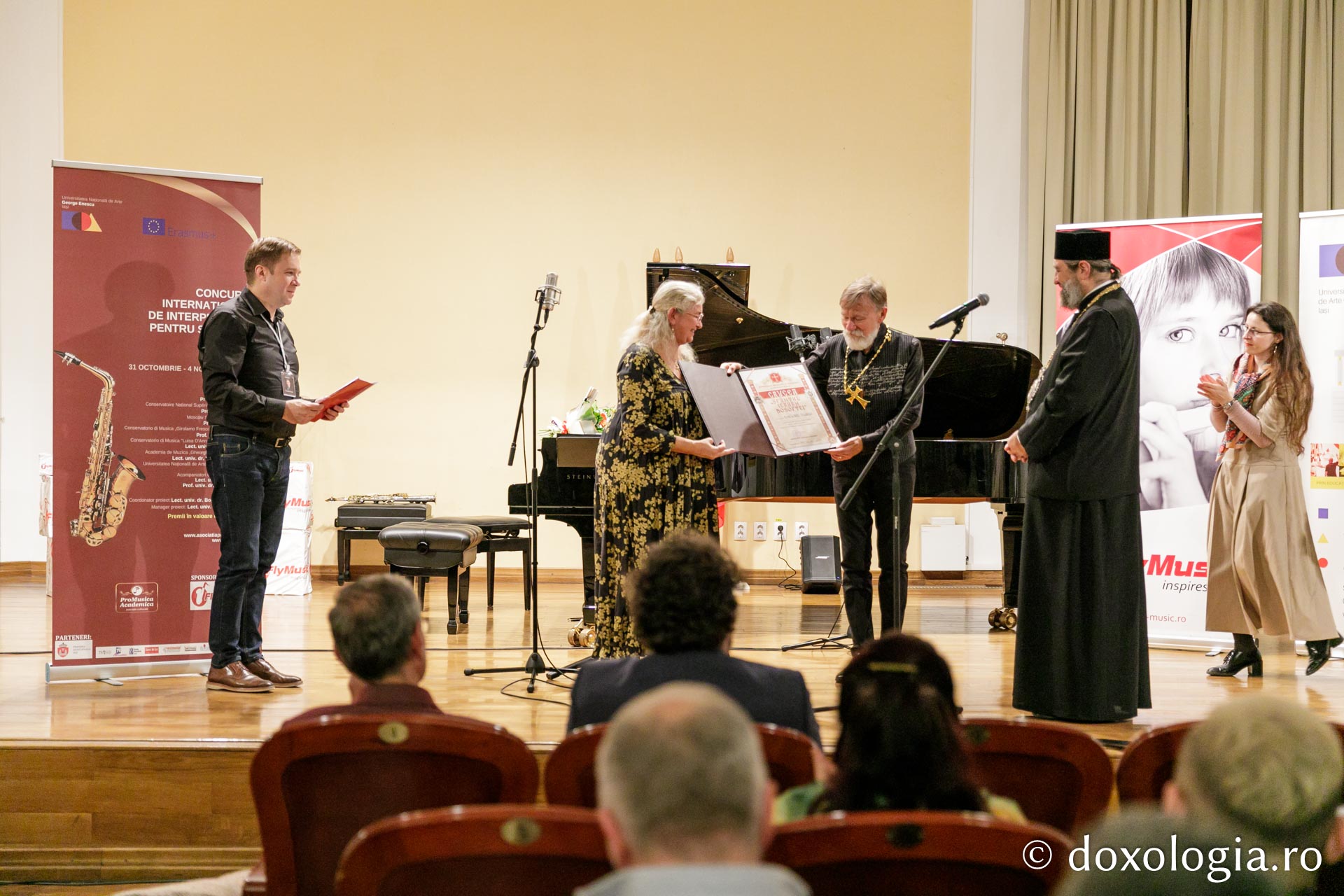 Recunoștință pentru artă: Părintele Claude Delangle a primit, la Iași, „Crucea Sfântului Ierarh Dosoftei”