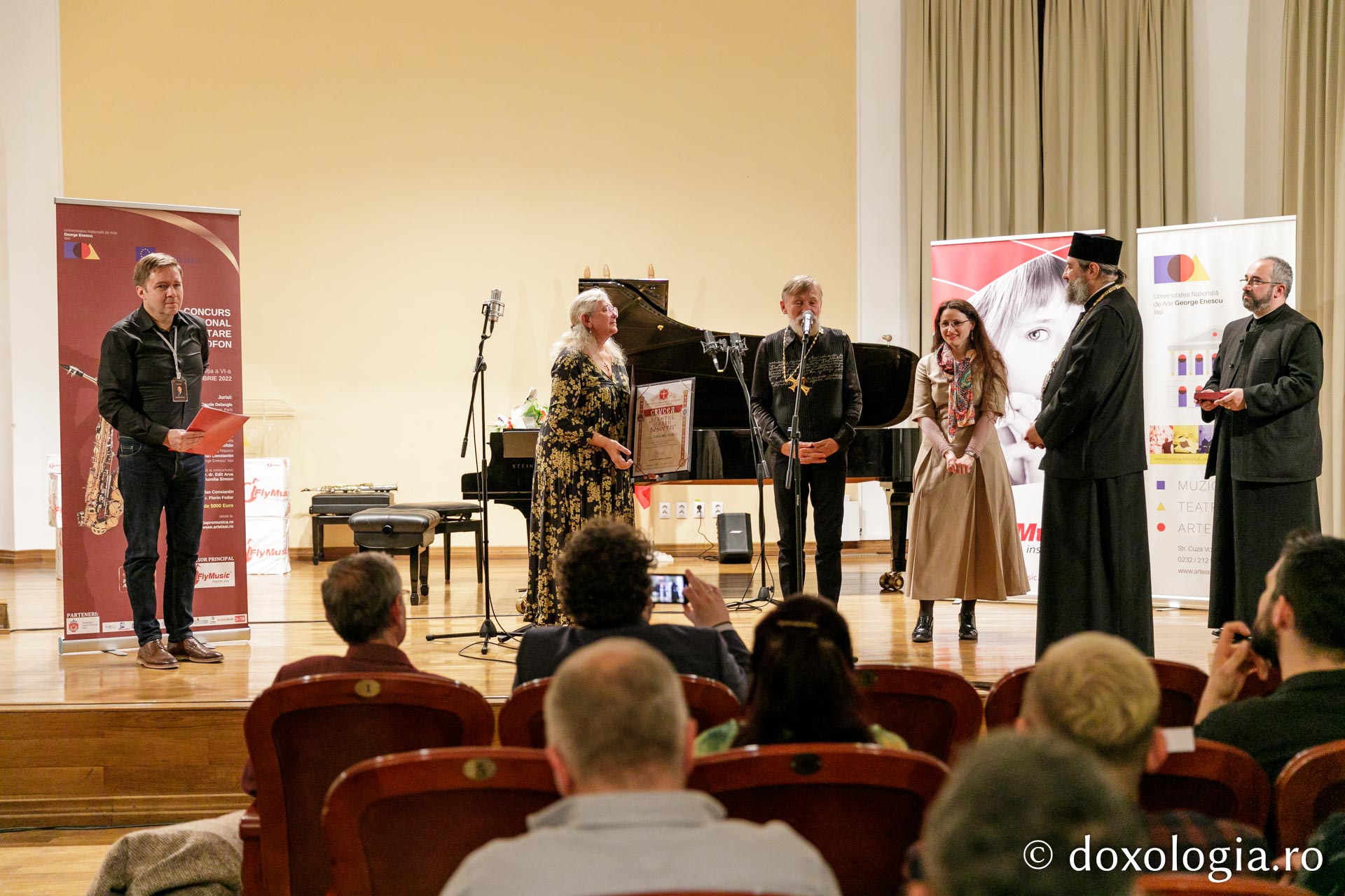 Recunoștință pentru artă: Părintele Claude Delangle a primit, la Iași, „Crucea Sfântului Ierarh Dosoftei”