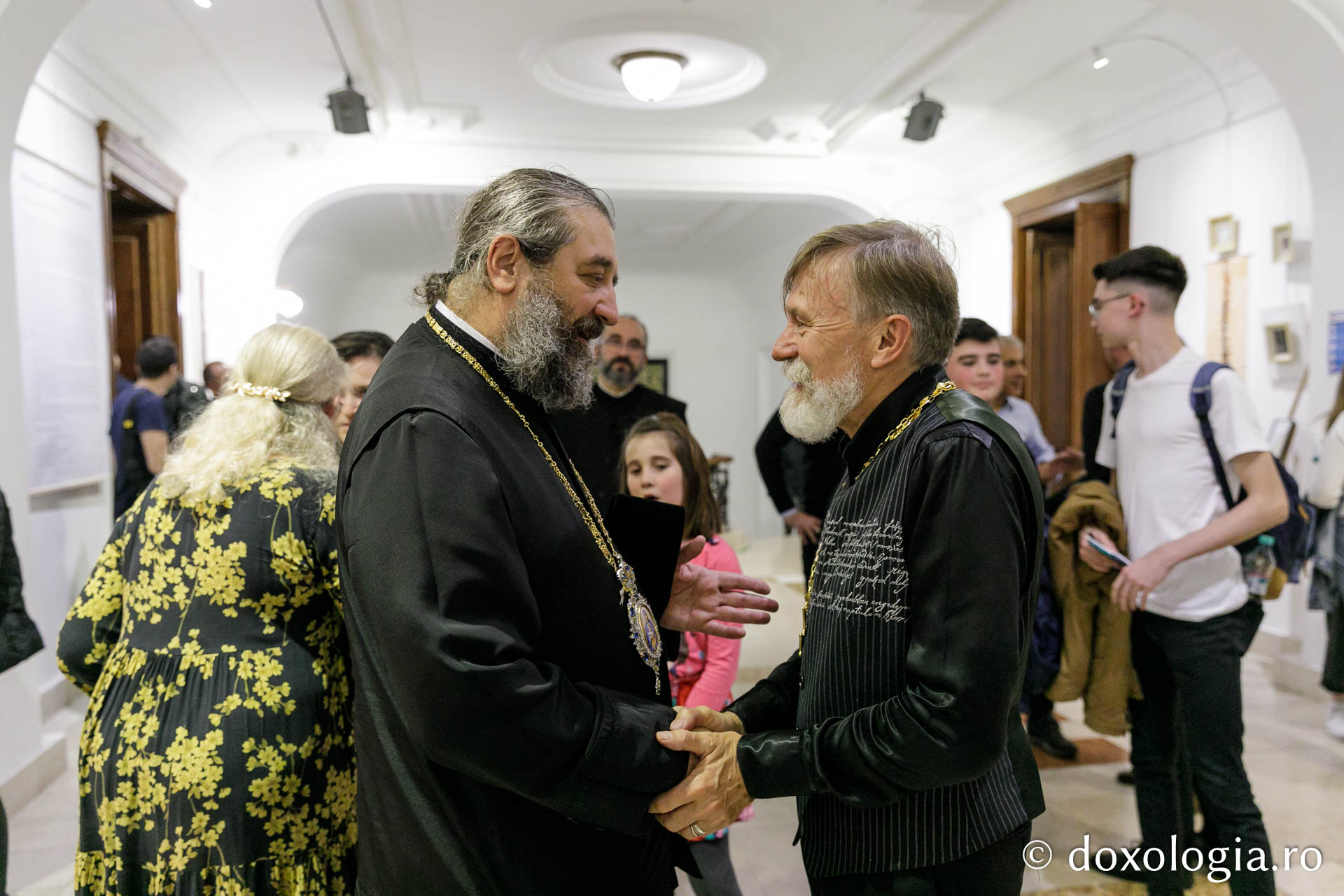 Recunoștință pentru artă: Părintele Claude Delangle a primit, la Iași, „Crucea Sfântului Ierarh Dosoftei”