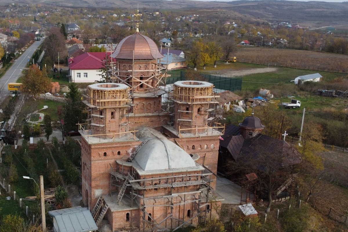 Biserica Parohiei Andrieşeni, judeţul Iaşi, rezidită după 200 de ani
