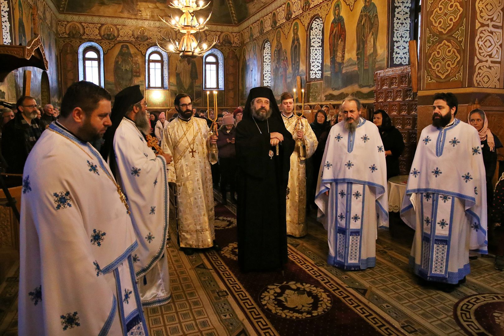 Foto: Flavius Popa Slujbă arhierească la hramul Mănăstirii Peștera. PS Nichifor Botoșăneanul: „Dumnezeu are un plan de mântuire cu fiecare”