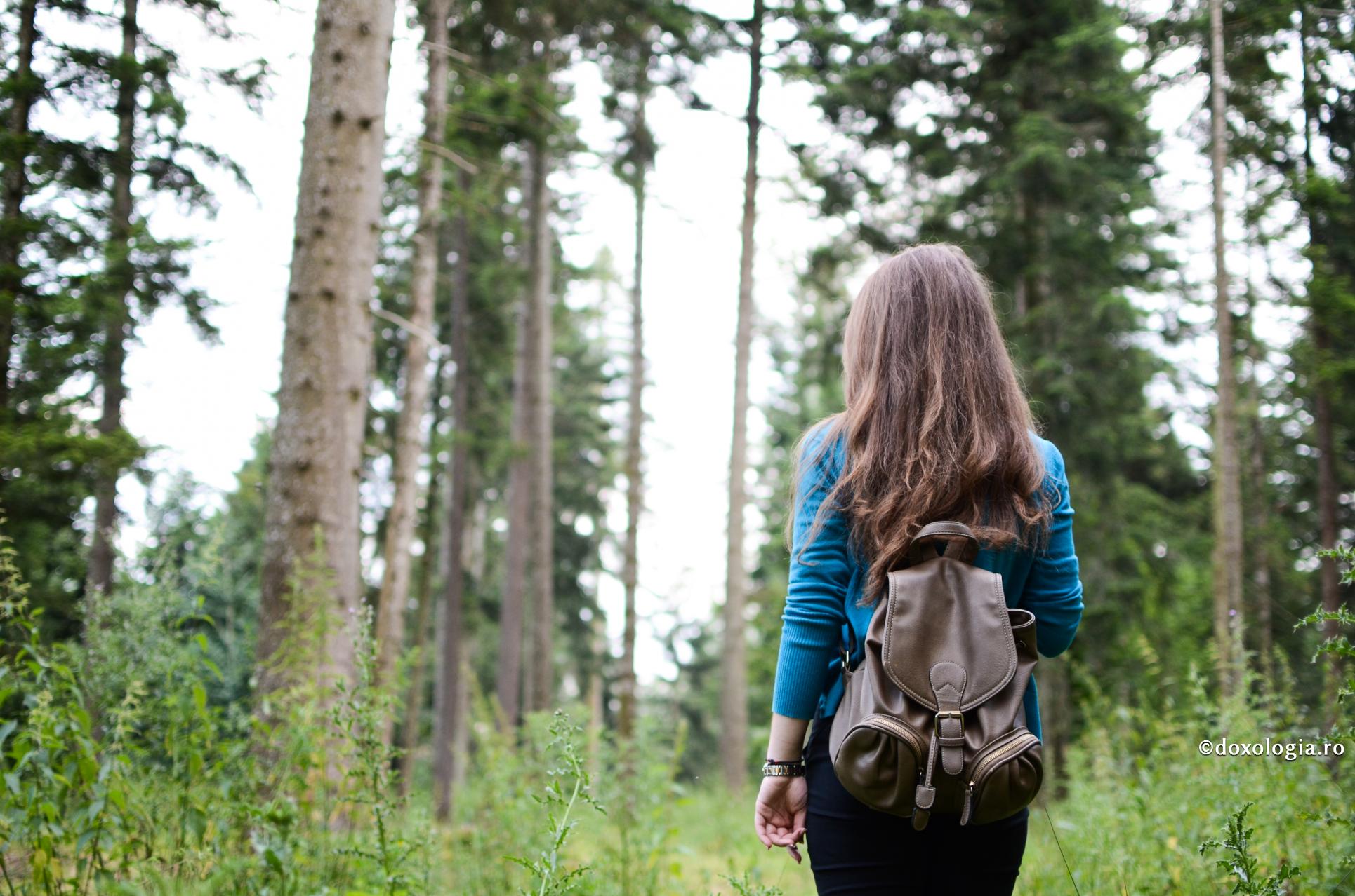 Regulile în educația copilului – între strictețe și permisivitate / Foto: Valentina Bârgăoanu tânără în pădure