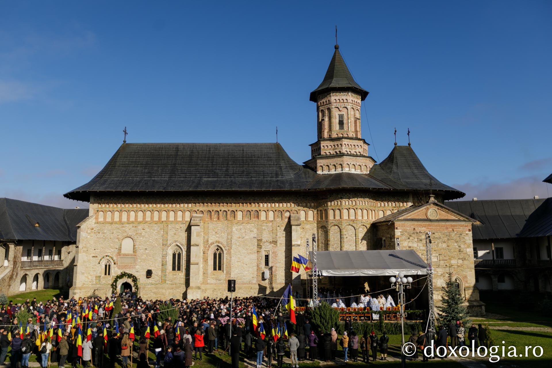 (Foto) Moment istoric în Lavra Neamțului – prăznuirea Sfântului Paisie, la 300 de ani de la naștere