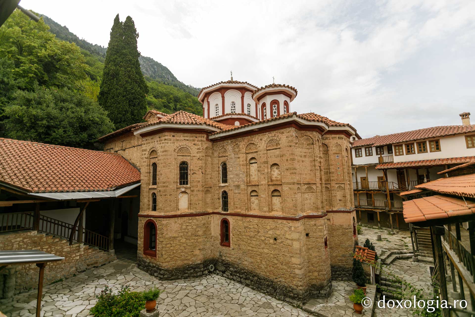 Mănăstirea Sfântul Visarion – Dousikou din Pyli / Foto: pr. Silviu Cluci Mănăstirea „Sfântul Visarion” – Dousikou din Pyli, Grecia