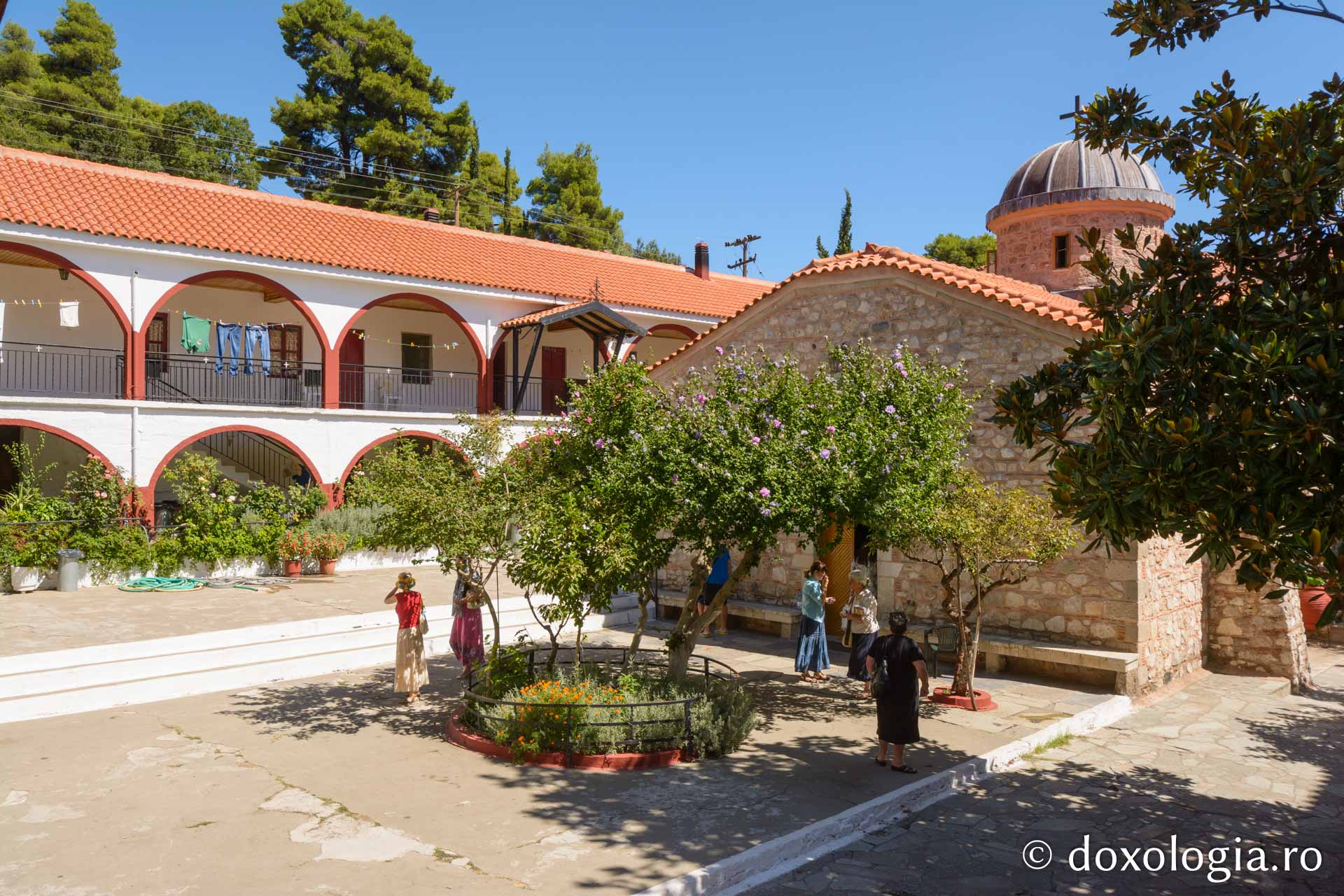 Curtea Mănăstirii Cuviosului David „Bătrânul” din Evvia / Foto: Pr. Silviu Cluci Curtea Mănăstirii Cuviosului David „Bătrânul” din Evia – Grecia