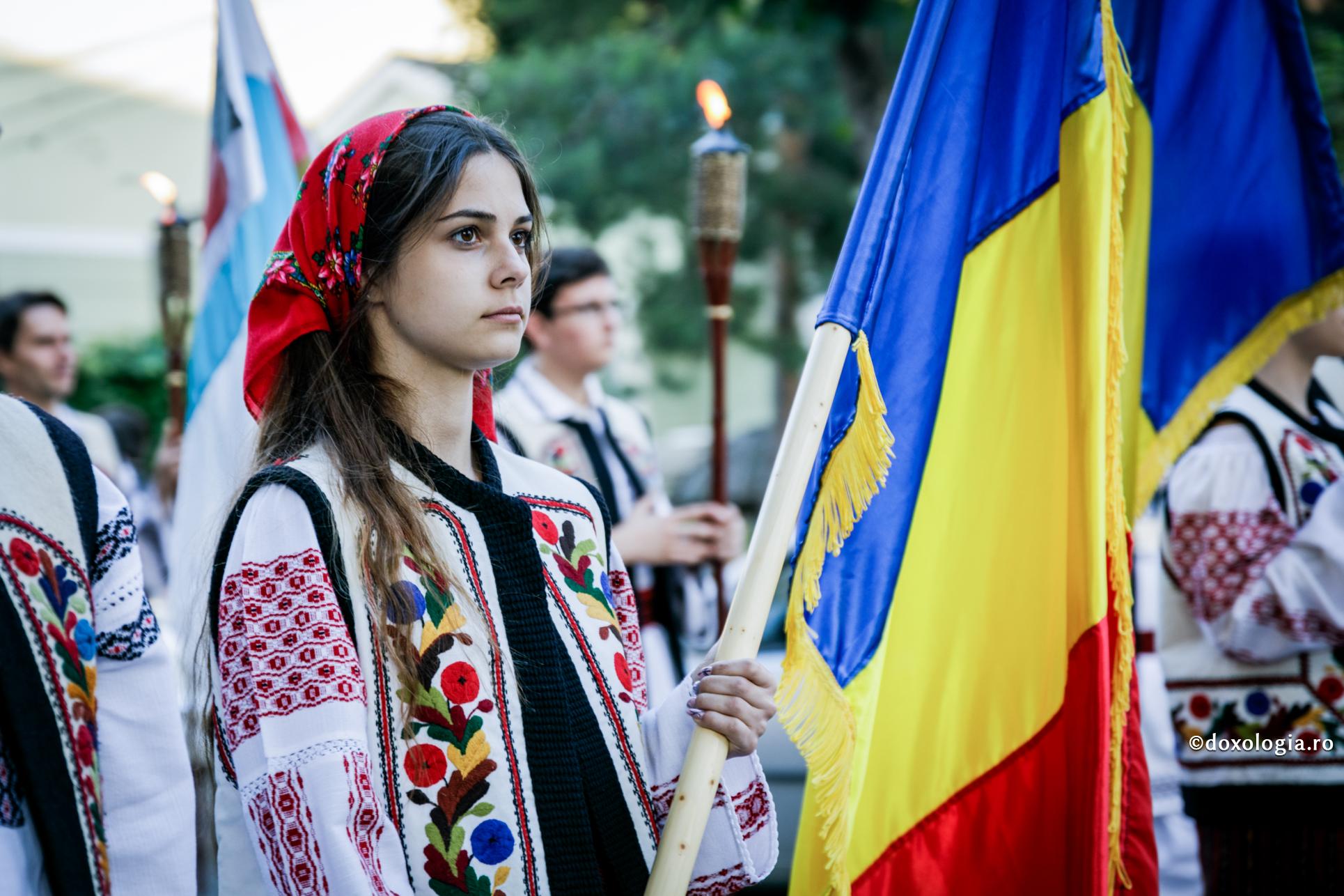 tânără în costum popular cu drapelul în mână