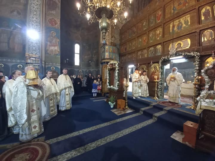 Liturghie arhierească în Parohia Sărata din Piatra Neamț