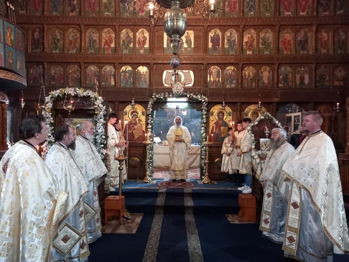 Liturghie arhierească în Parohia Sărata din Piatra Neamț