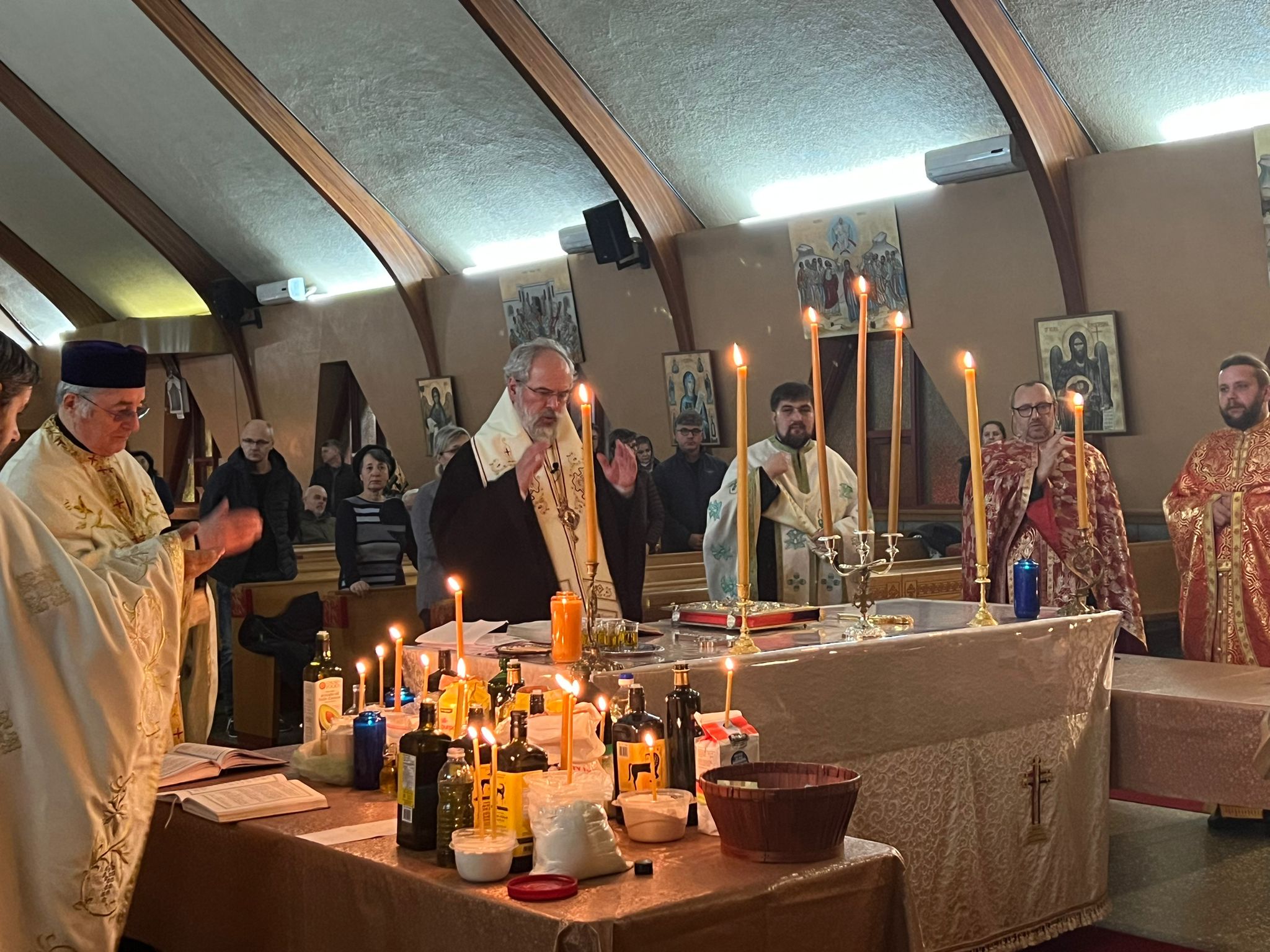 Taina Sfântului Maslu la Catedrala Episcopală „Sfântul Mare Mucenic Gheorghe” din Saint-Hubert, QC