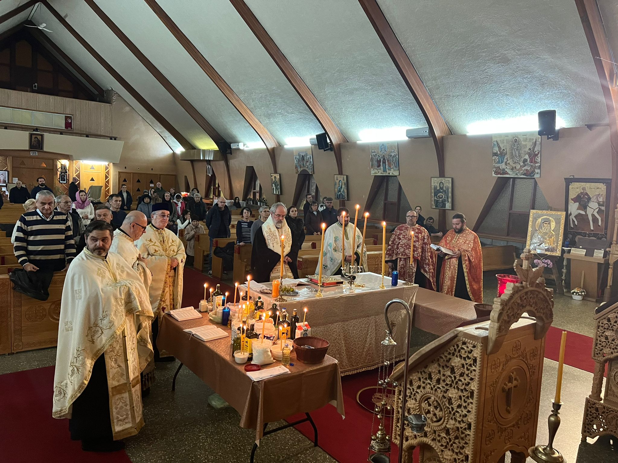 Taina Sfântului Maslu la Catedrala Episcopală „Sfântul Mare Mucenic Gheorghe” din Saint-Hubert, QC
