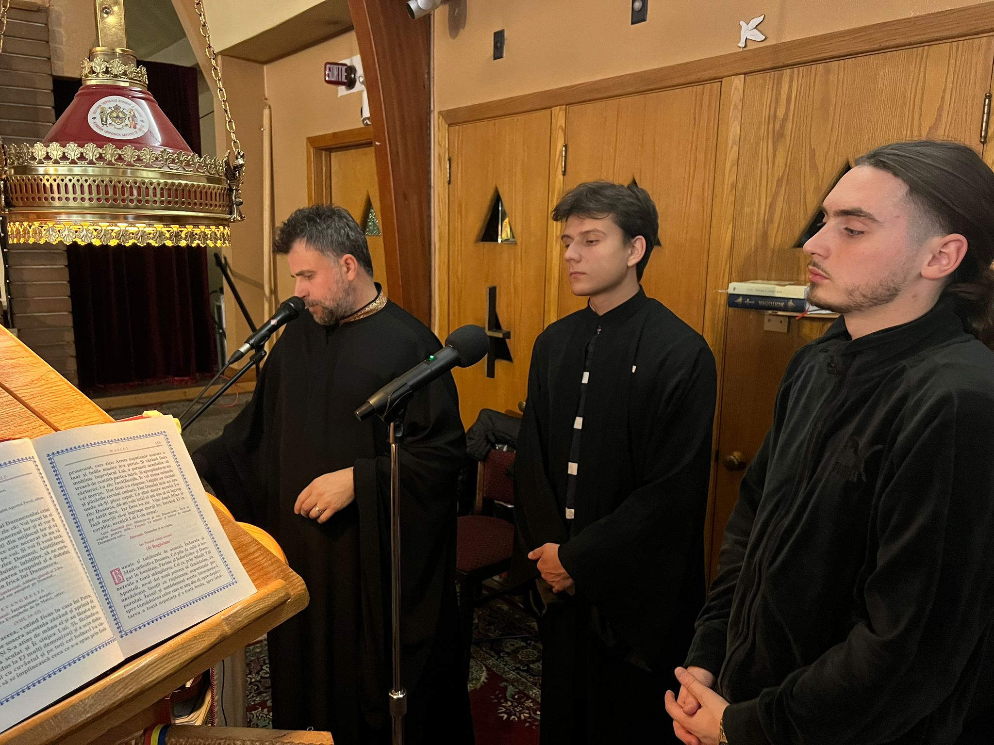 Taina Sfântului Maslu la Catedrala Episcopală „Sfântul Mare Mucenic Gheorghe” din Saint-Hubert, QC