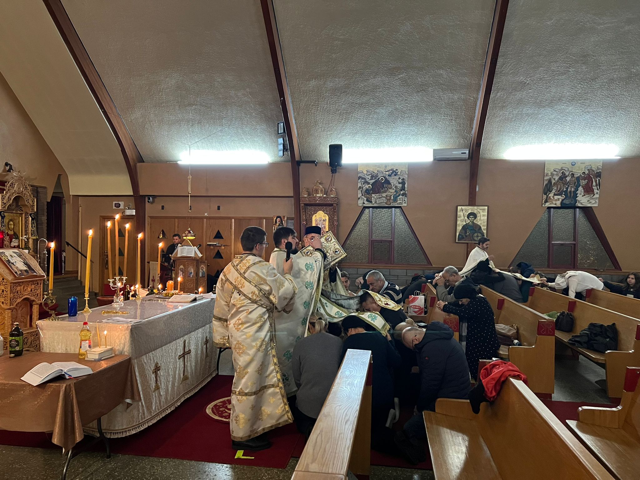 Taina Sfântului Maslu la Catedrala Episcopală „Sfântul Mare Mucenic Gheorghe” din Saint-Hubert, QC