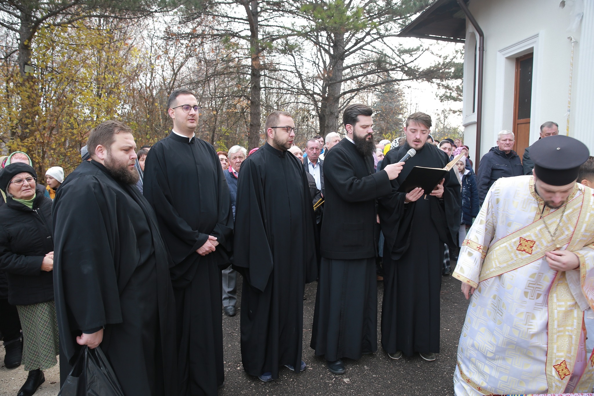 Doi ierarhi au târnosit biserica din Ratuş, raionul Criuleni