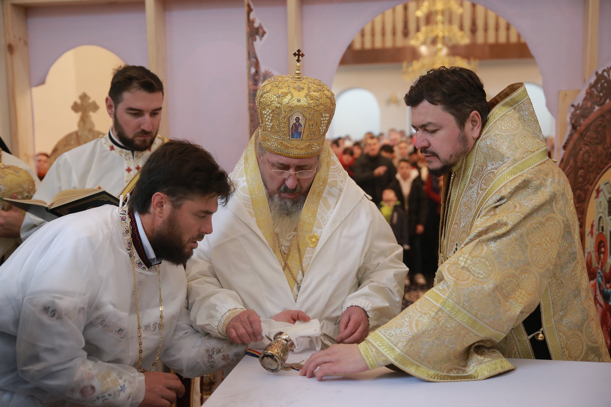 Doi ierarhi au târnosit biserica din Ratuş, raionul Criuleni