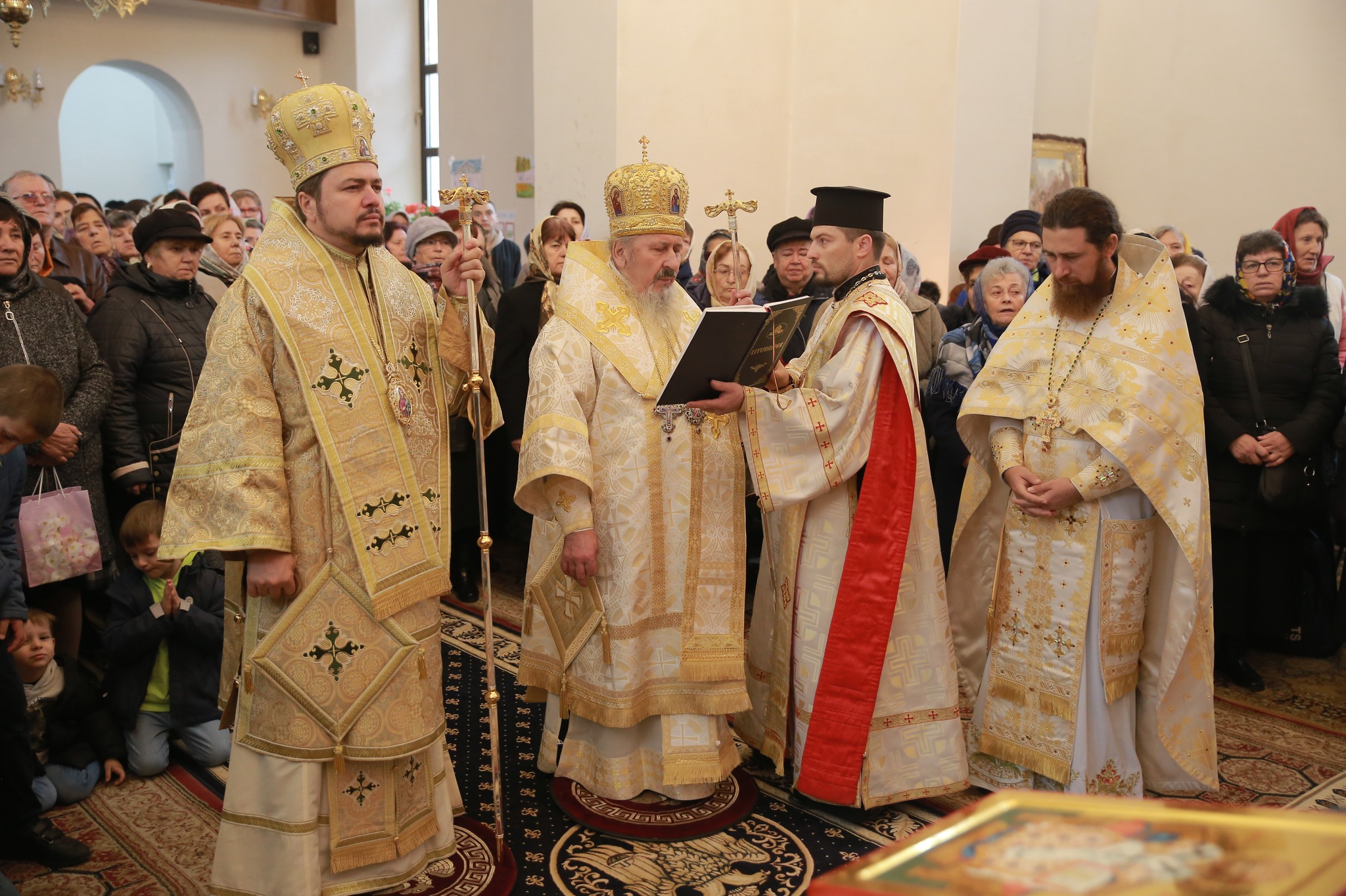 Doi ierarhi au târnosit biserica din Ratuş, raionul Criuleni