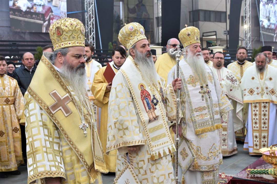 Trei Ierarhi au sfințit Biserica „Sfinții Apostoli Petru și Pavel” și „Sfântul Grigorie Palama” – Catedrala Municipiului Bârlad
