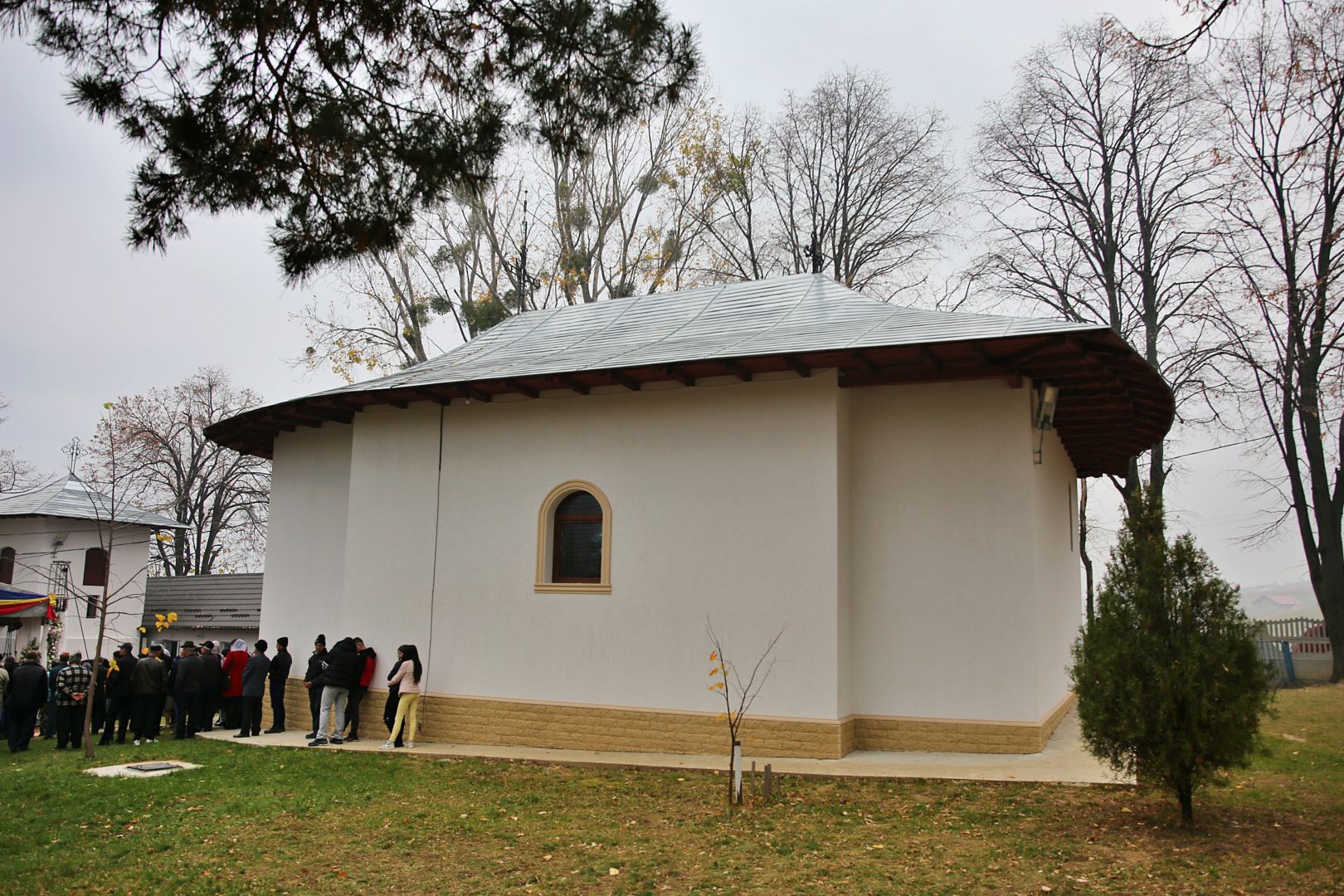 (Video) IPS Mitropolit Teofan a resfințit Biserica Parohiei Poiana-Deleni