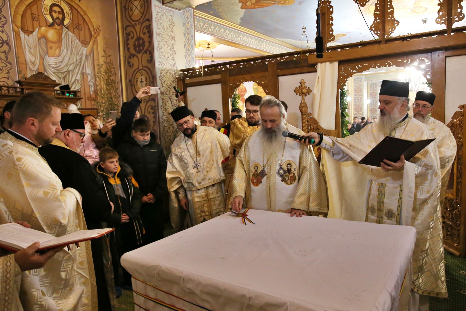 Mitropolitul Moldovei și Bucovinei a sfințit paraclisul Bisericii „Sfinții Trei Ierarhi” din Humulești