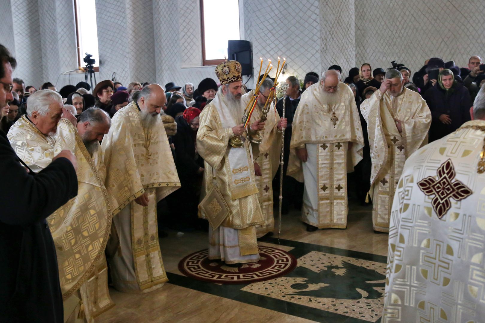 Mitropolitul Moldovei și Bucovinei a sfințit paraclisul Bisericii „Sfinții Trei Ierarhi” din Humulești