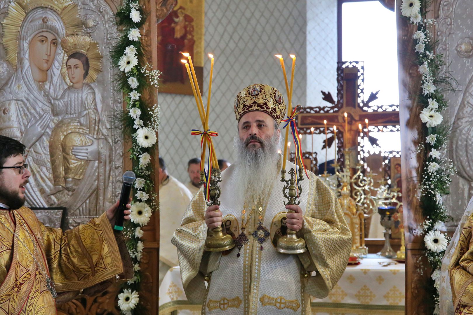 Mitropolitul Moldovei și Bucovinei a sfințit paraclisul Bisericii „Sfinții Trei Ierarhi” din Humulești