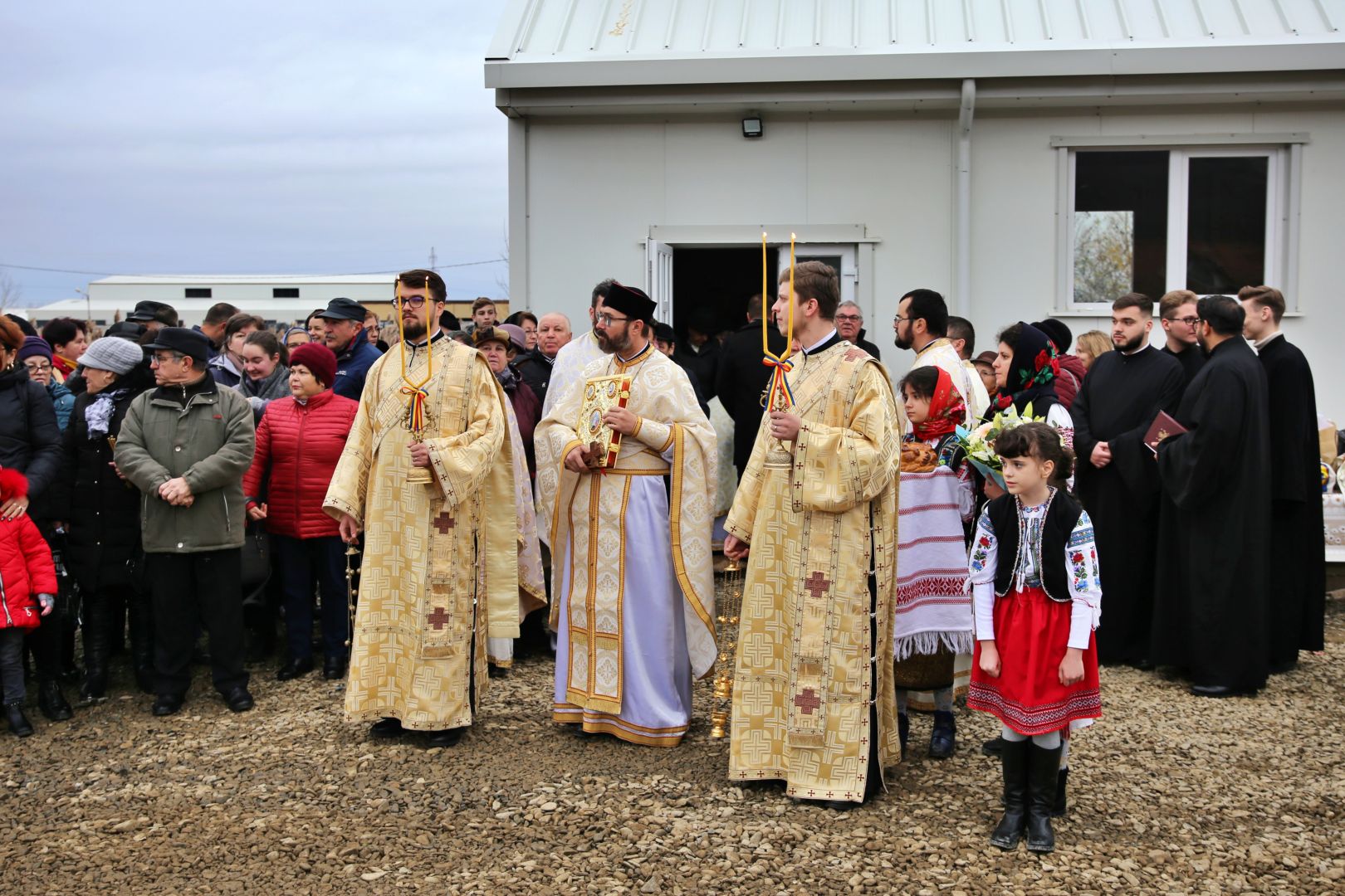 Foto: Flavius Popa Parohia „Sfântul Ștefan” Tomești V va avea o nouă biserică. Piatra de temelie, pusă de PS Nichifor Botoșăneanul