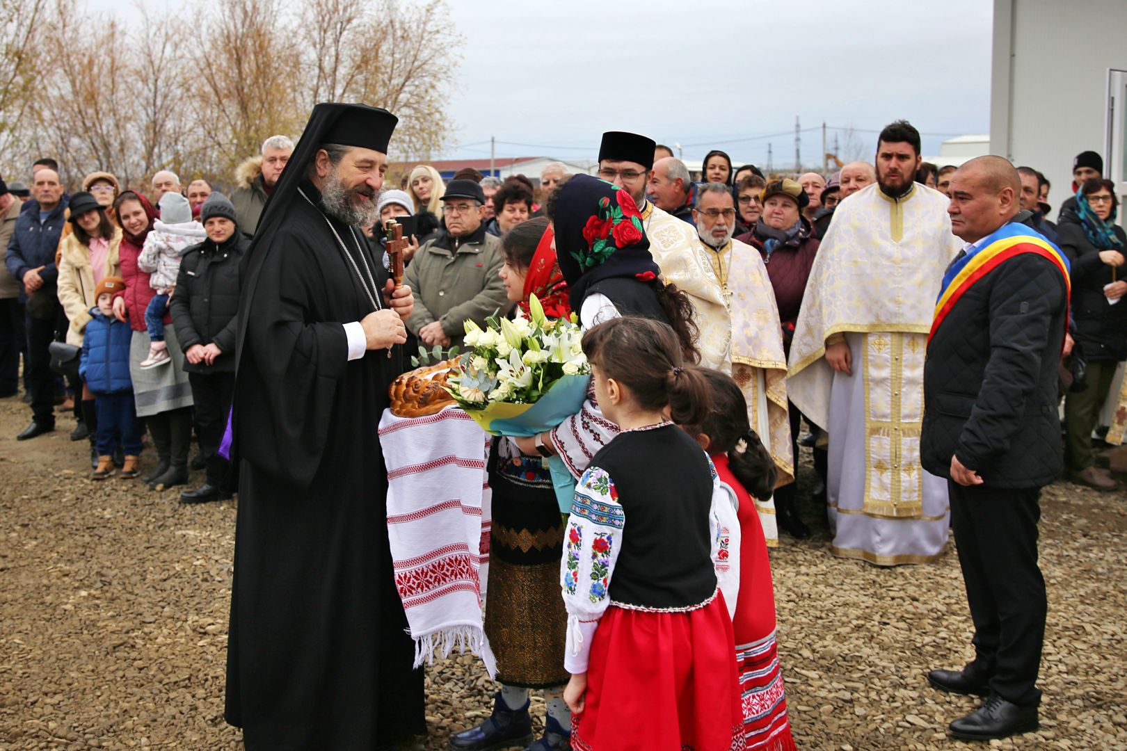 Foto: Flavius Popa Parohia „Sfântul Ștefan” Tomești V va avea o nouă biserică. Piatra de temelie, pusă de PS Nichifor Botoșăneanul