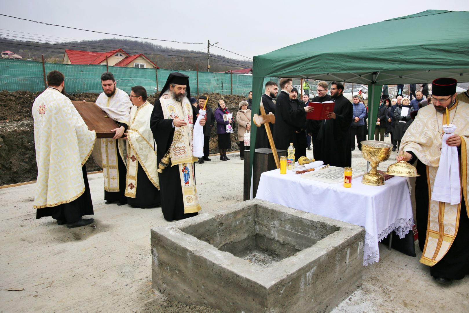 Foto: Flavius Popa Parohia „Sfântul Ștefan” Tomești V va avea o nouă biserică. Piatra de temelie, pusă de PS Nichifor Botoșăneanul