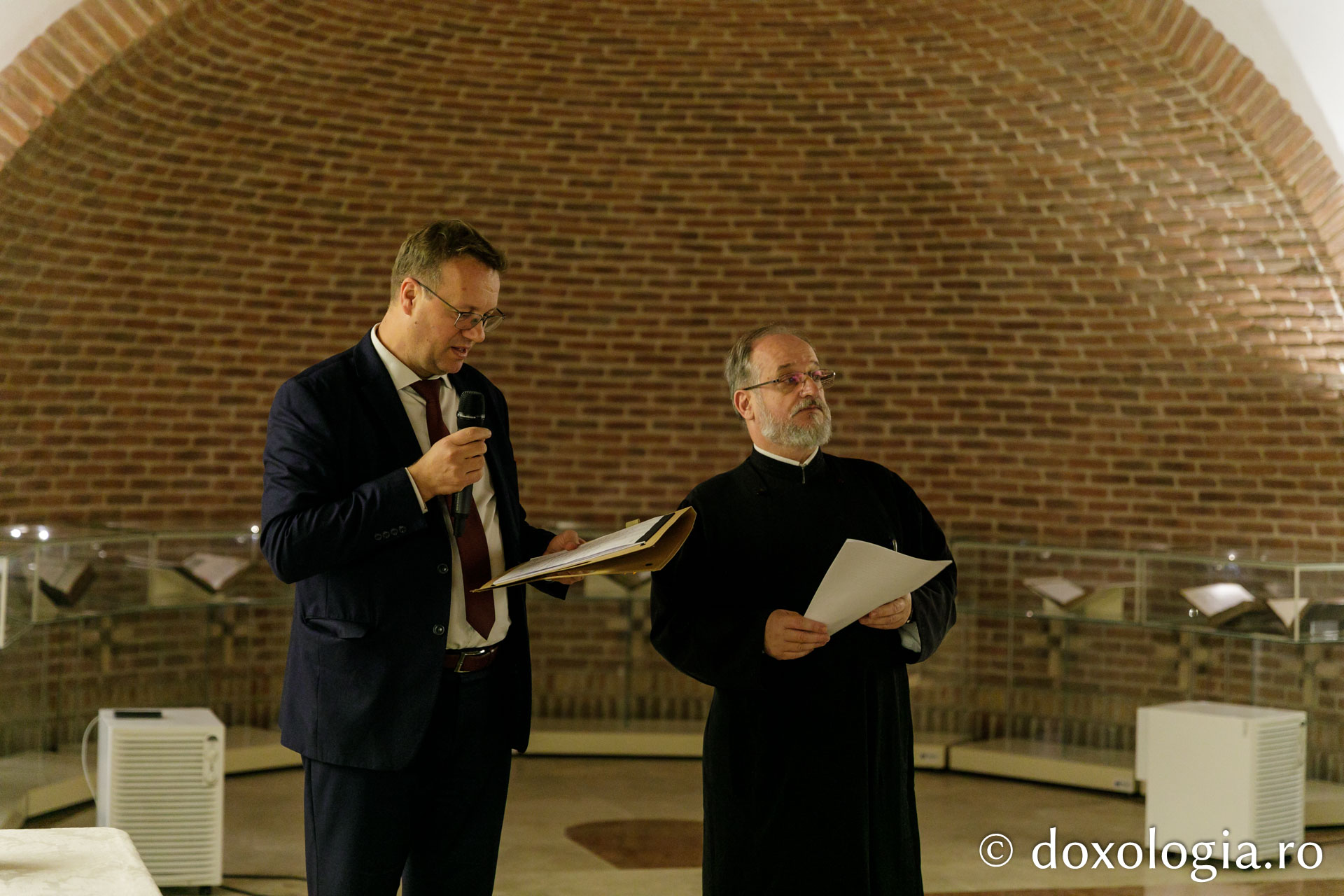 Expoziția de artă sacră „Rugăciune și paisianism” a încheiat Simpozionul Internațional dedicat Sfântului Paisie de la Neamț