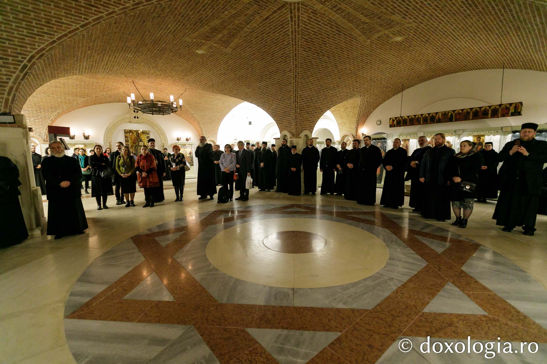 Expoziția de artă sacră „Rugăciune și paisianism” a încheiat Simpozionul Internațional dedicat Sfântului Paisie de la Neamț