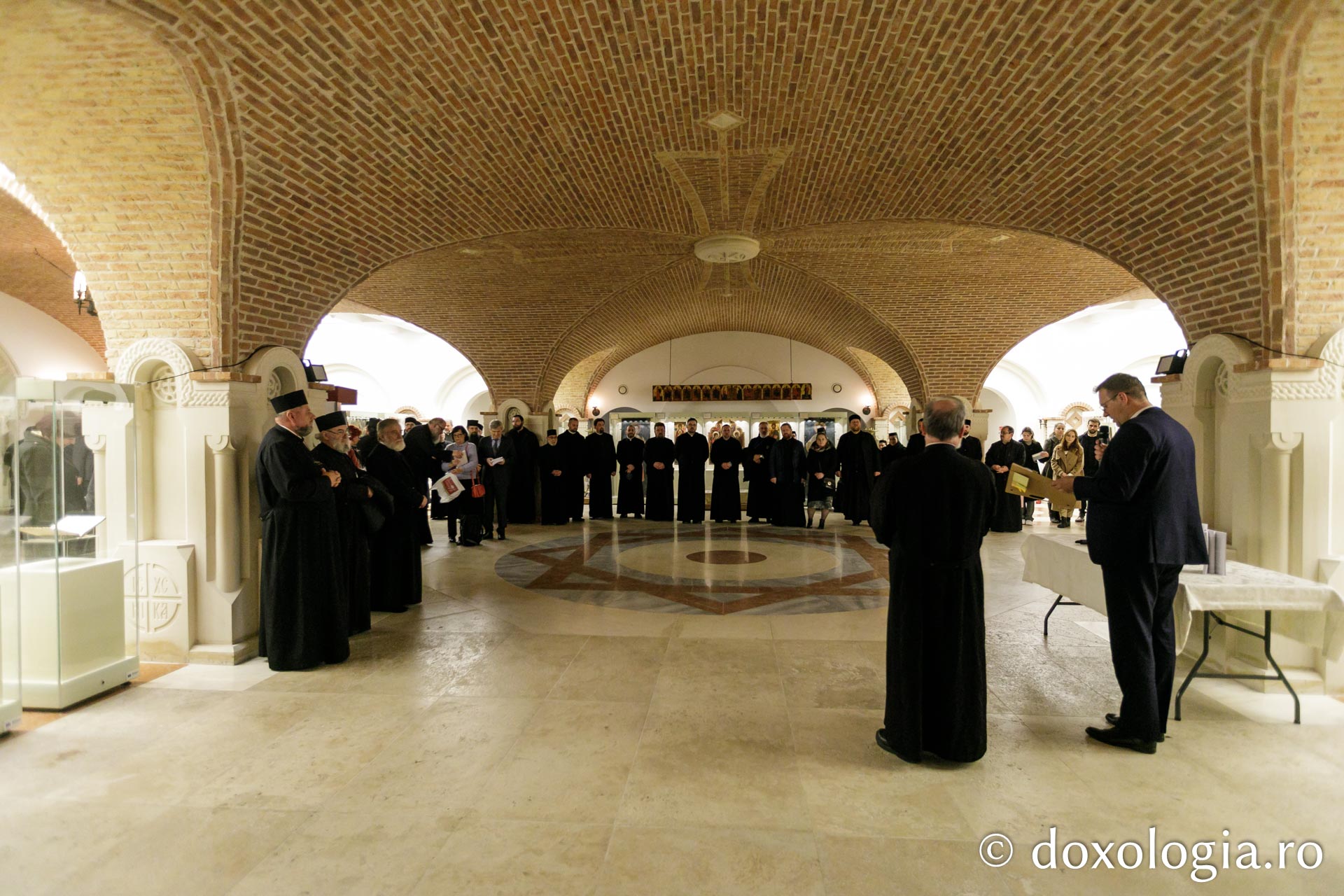 Expoziția de artă sacră „Rugăciune și paisianism” a încheiat Simpozionul Internațional dedicat Sfântului Paisie de la Neamț