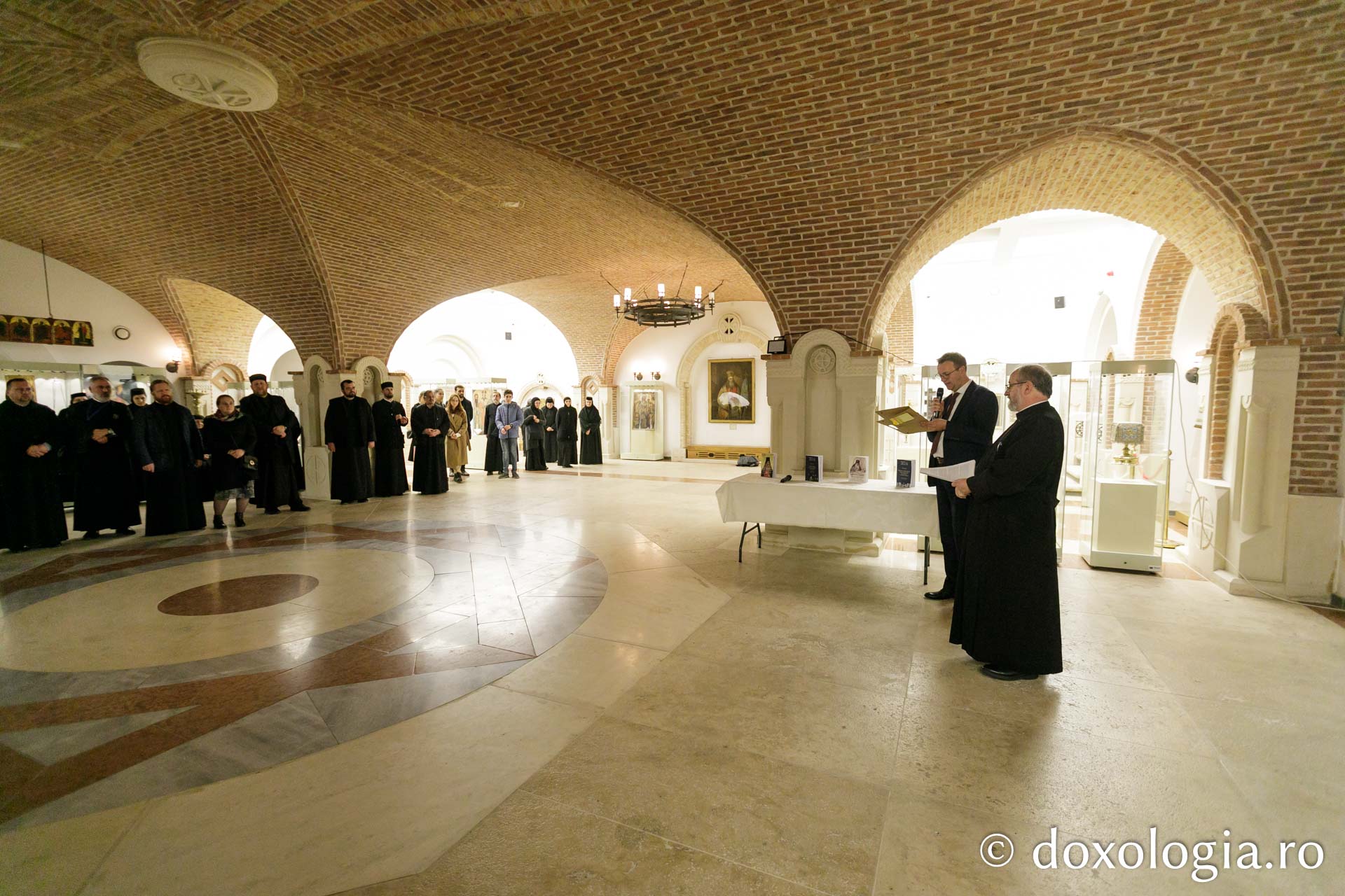 Expoziția de artă sacră „Rugăciune și paisianism” a încheiat Simpozionul Internațional dedicat Sfântului Paisie de la Neamț