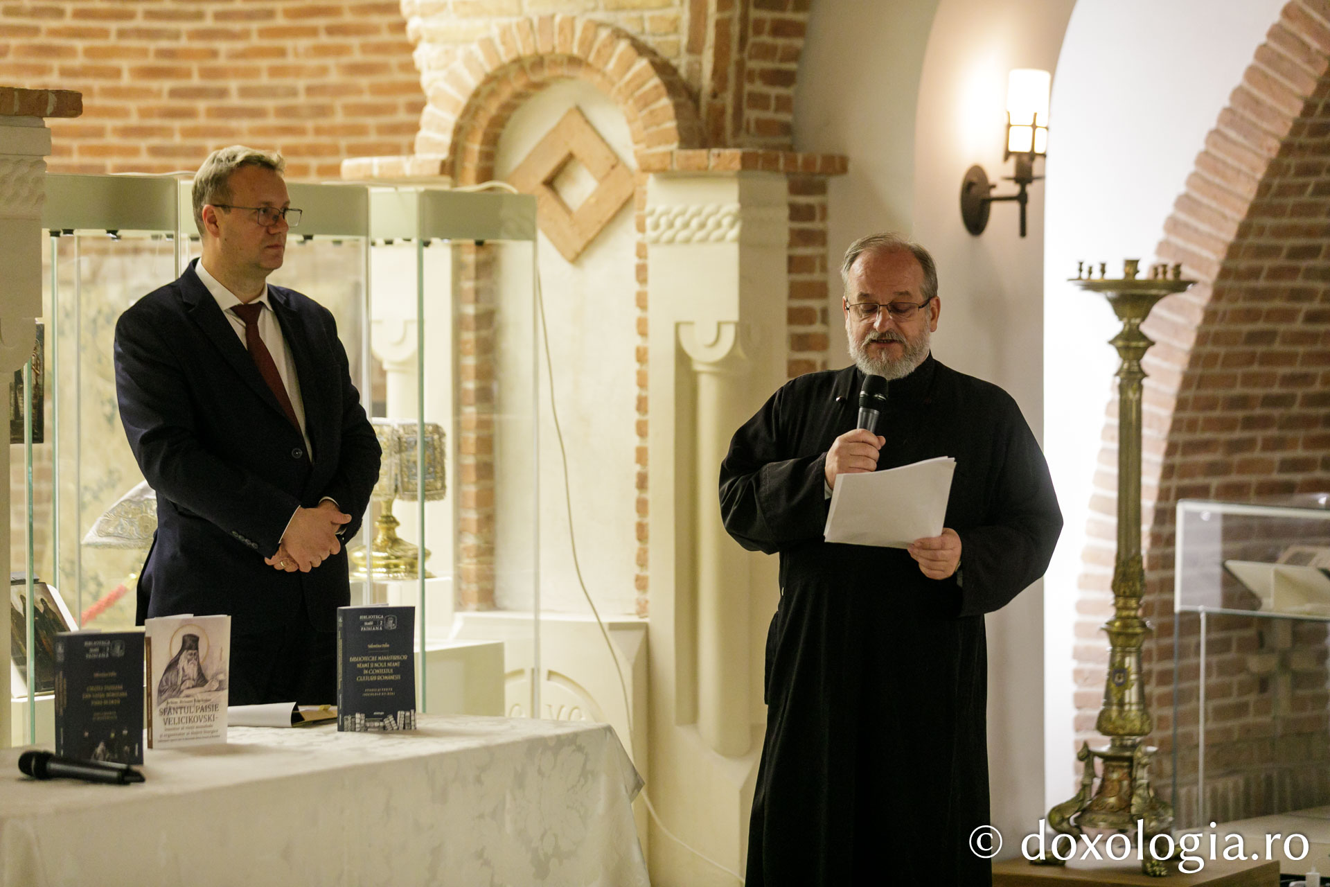 Expoziția de artă sacră „Rugăciune și paisianism” a încheiat Simpozionul Internațional dedicat Sfântului Paisie de la Neamț