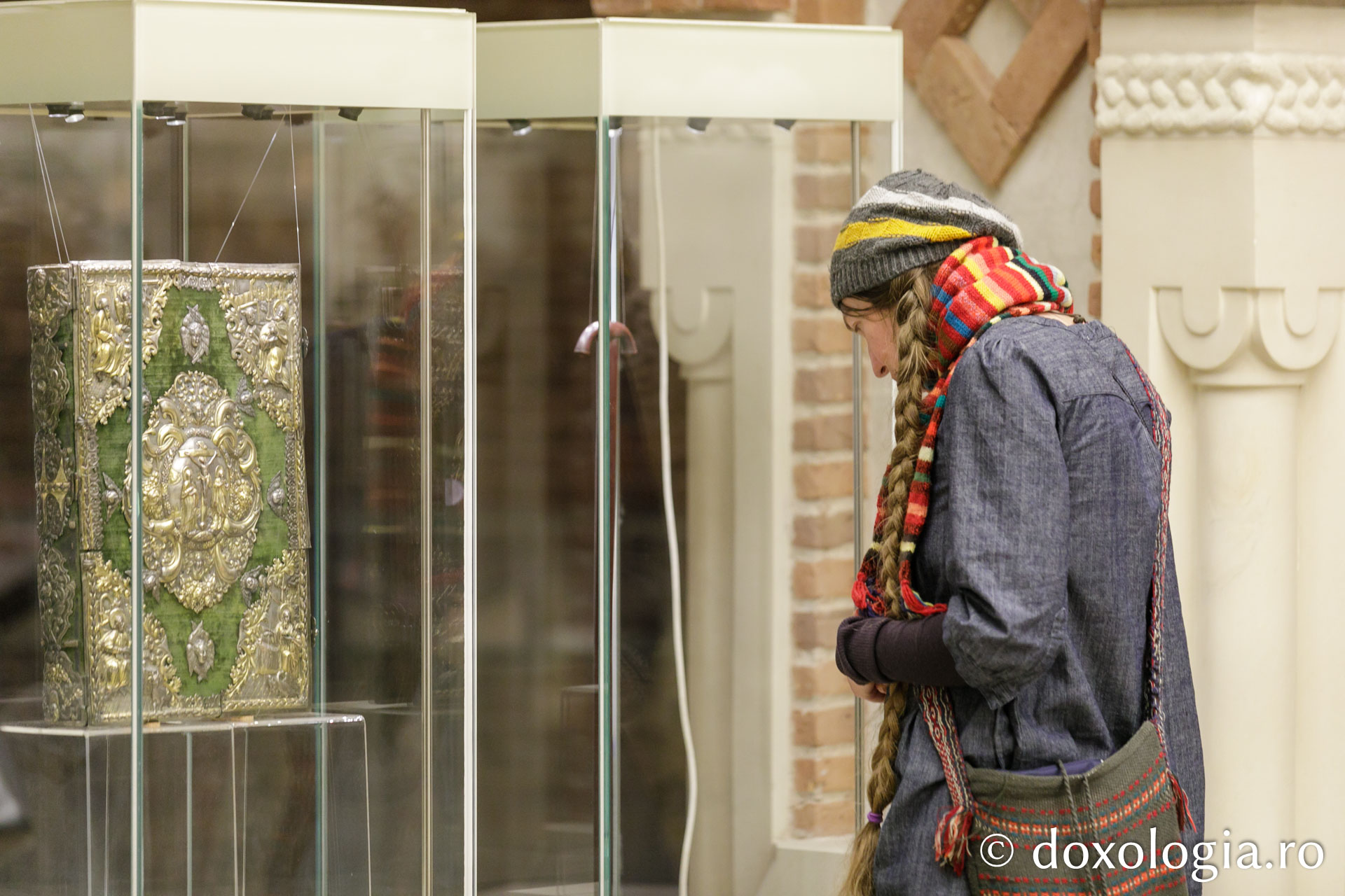 Expoziția de artă sacră „Rugăciune și paisianism” a încheiat Simpozionul Internațional dedicat Sfântului Paisie de la Neamț