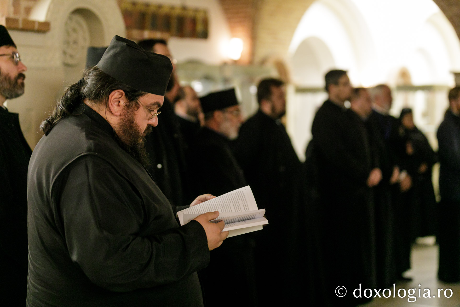 Expoziția de artă sacră „Rugăciune și paisianism” a încheiat Simpozionul Internațional dedicat Sfântului Paisie de la Neamț